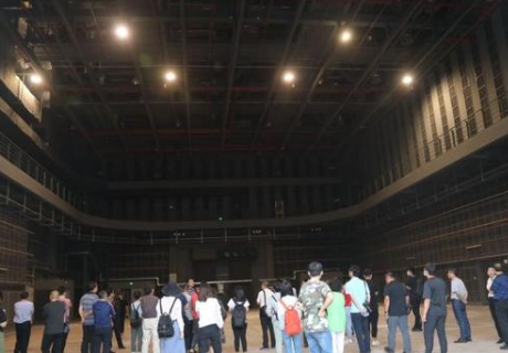 無柱攝影棚內使用鋼絲繩電動葫蘆懸掛燈光道具